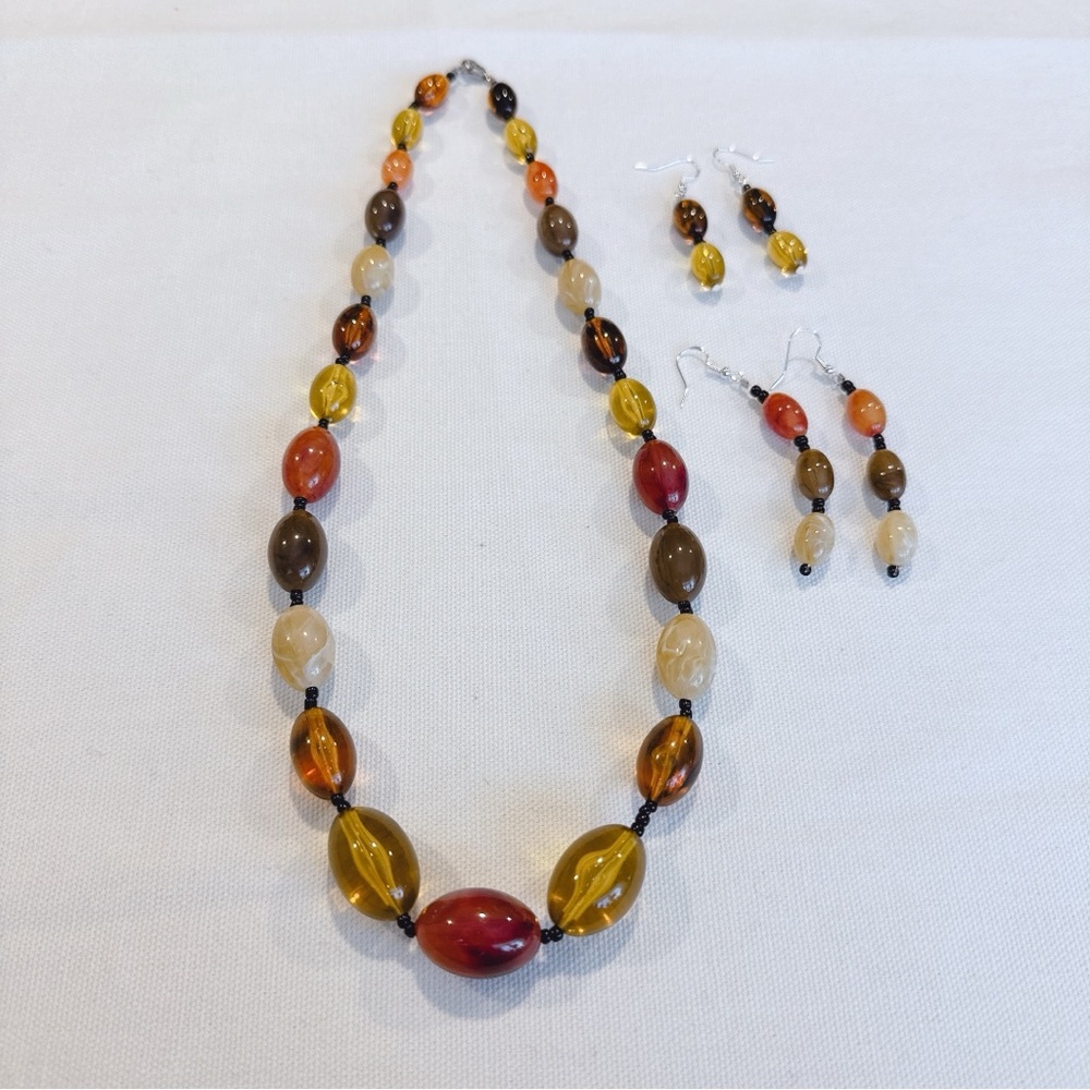 Earthy necklace and earrings